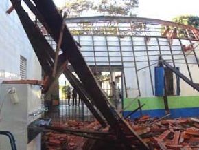 Teto de escola desaba e pode ter deixado crianças feridas em Teresina