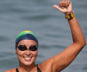 Poliana Okimoto leva bronze na maratona aquática após revisão