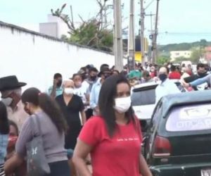 Idosos esperam mais de 15 horas e se aglomeram em filas para pegar senha de vacina contra Covid-19 n