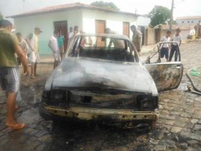 Carro pegou fogo no bairro Alto da Cruz e ficou totalmente destruído