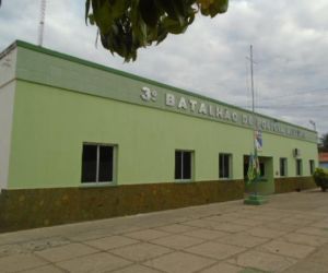 Mulher tem motocicleta tomada de assalto no bairro Manguinha