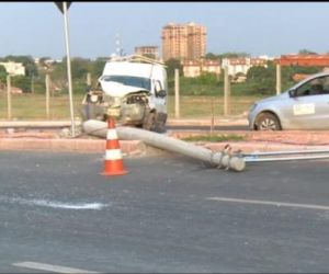 Motorista bate em poste que cai em via da ponte Anselmo Dias