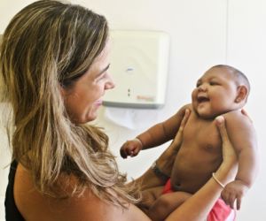 Bebês com microcefalia celebram o primeiro Natal com festa no CEIR