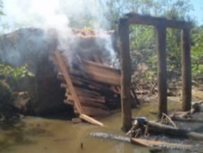 Moradores em protesto atearam fogo em ponte na zona rural