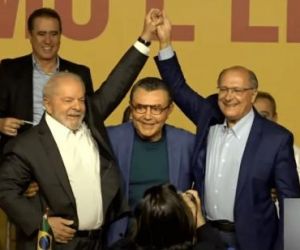 Com a presença de Lula, PSB oficializa Alckmin como vice-presidente