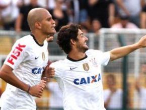 Pato sai do banco e estreia com gol em massacre do Timão sobre Oeste