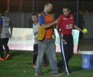 Árbitro expulsa repórter de campo por xingar goleiro visitante após gol