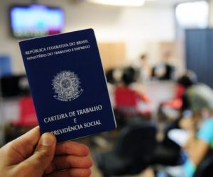 Taxa de desemprego cai para 11,7% em outubro, diz IBGE