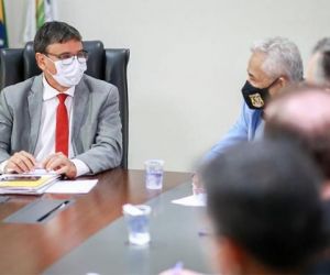 Governador anuncia toque de recolher e lockdown parcial aos finais de semana