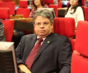 Gustavo Neiva reclama da falta de professores em Porto Alegre