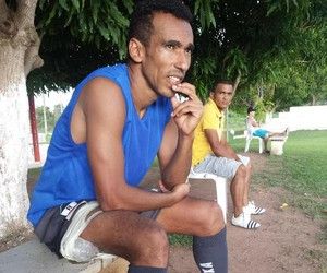 Eduardo sente fisgada na coxa, deixa treino e vira dúvida contra o Fortaleza