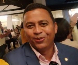 Deputado Francisco Costa prestigia lançamento do livro "Coleção Florianenses" em Floriano