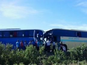 Dois ônibus batem de frente e deixam mais de 40 feridos no Sul do Piauí