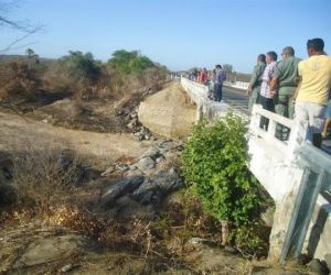 Veículo sai da estrada, cai de ponte e deixa duas pessoas mortas