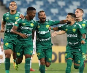Na estreia de Léo Baptistão, Santos perde do Cuiabá e se complica no Brasileirão