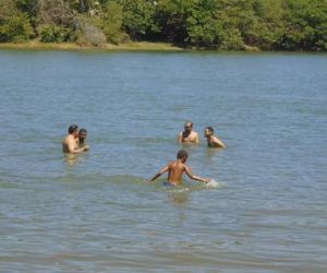 Calor movimenta prainha de Barão de Grajaú nos finais de semana