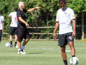 Leão encerra episódio Lucas, ironiza agente e 'provoca' meia em treino