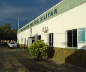 Mulher tem bolsa roubada por dupla de motoqueiros em Floriano