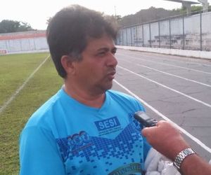 Presidente demite técnico e assume time no estadual: "Só não bato pênalti"