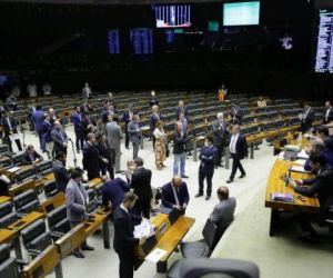Câmara aprova que grávidas que optarem por não se vacinar voltem ao trabalho presencial