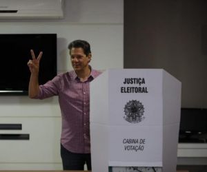 Cercado de aliados, Fernando Haddad vota em São Paulo