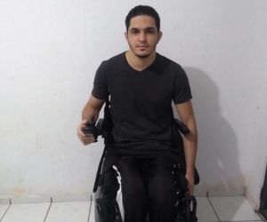 Estudante que assistia aula em maca, ganha cadeira e quer retribuir ajuda na medicina