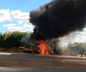 Caminhão pega fogo na BR-230 em Floriano