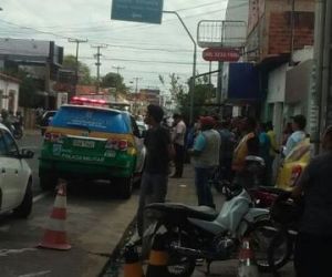 Homem rouba moto, colide em ônibus e quase é linchado no Renascença