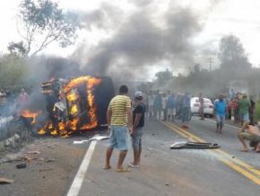 TRAGÉDIA: Colisão entre van da Uespi e Celta deixa mortos