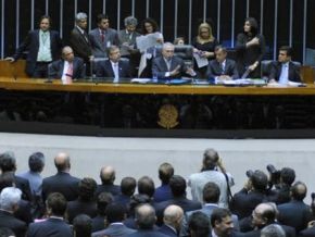 Revista Veja divulga matéria sobre o salário dos políticos brasileiros, confira aqui