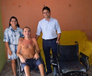 Secretaria de Saúde faz entrega cadeira de rodas motorizada