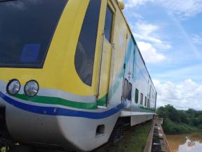 Metrô volta a descarrilar em cima da ponte e passageiros ficam assustados