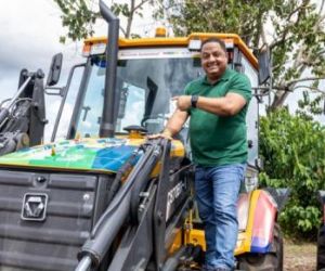 Prefeito Antônio Carlos celebra entrega de retroescavadeira para Barão de Grajaú pelo Governo do MA