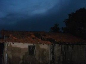 Relâmpago cai em residência e deixa moradores feridos