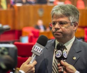 Uespi tem falta de professores e atraso nas bolsas, denuncia Gustavo Neiva