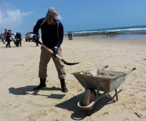 Manchas de óleo interditam principal praia de Fortaleza