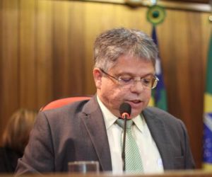 Gustavo Neiva volta a cobrar mais investimento na educação do Estado