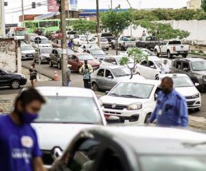 Drive-thru da vacinação continua para imunizar idosos de 85 a 89 anos