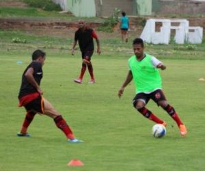 Athirson pede "sangue" em treino, mas elogia postura do elenco na 1ª semana