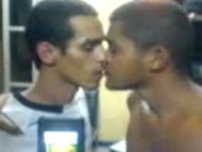 Policiais obrigam presos a se beijar em Pernambuco; veja o vídeo