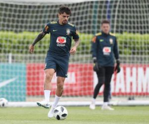 Fagner treina normalmente na Seleção e comemora recuperação: "Totalmente zerado"