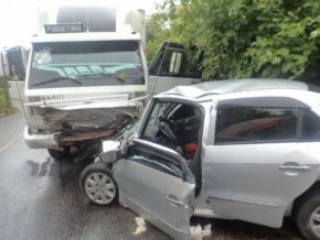 Quatro pessoas morrem em colisão entre carro e caminhão em Floriano