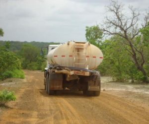 Devido à seca, carros-pipa abastecem comunidades rurais de Floriano