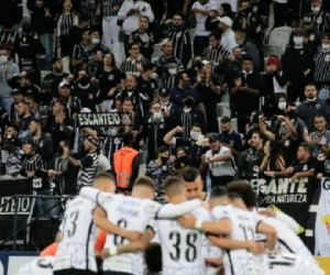Apoiado por 10 mil torcedores, Corinthians vira sobre o Bahia e entra no G-4