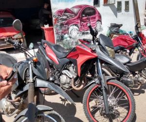 Operação da PM apreende motos adulteradas em oficina de Teresina e prende duas pessoas