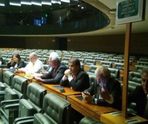 Deputados começam a formar fila na Câmara 4 horas antes do início da sessão