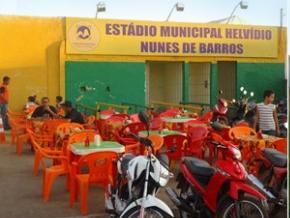 Sem futebol, estádio do Piauí vira salão de livros com auditório e circo