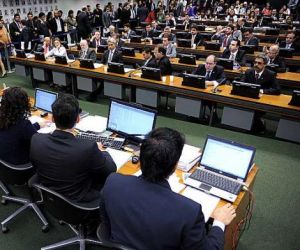 CCJ da Câmara retoma debate do relatório sobre denúncia contra Temer