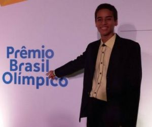 Fabrício Farias é premiado pelo COB como melhor atleta escolar de 2014
