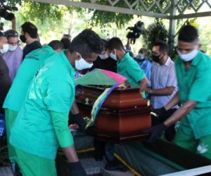 Ex-prefeito Firmino Filho é enterrado com honras, aplausos e homenagens em Teresina